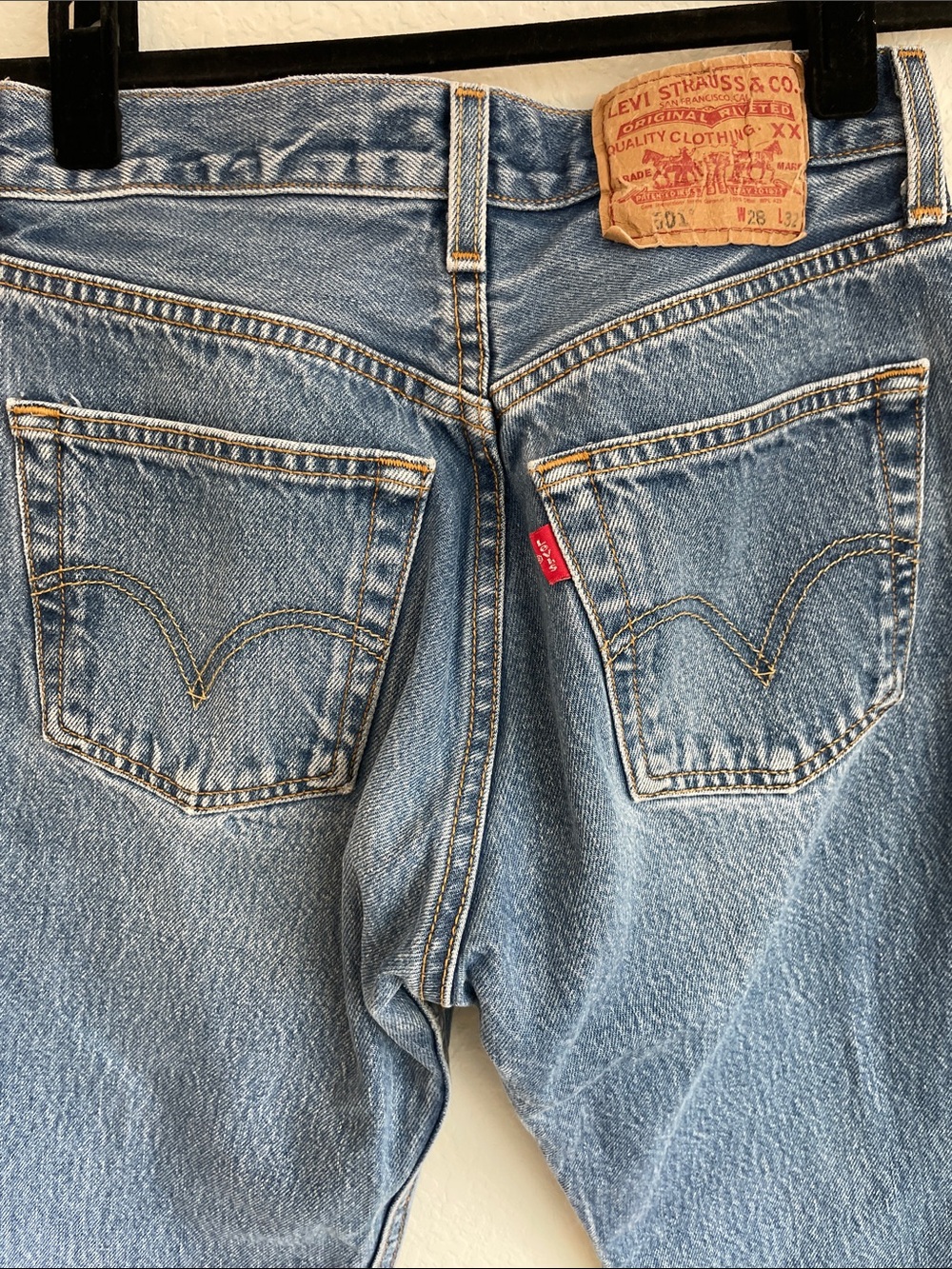 Levi's Men's 501 Button-fly Straight Jeans in Medium Blue Wash 28 x 32 - Picture 9 of 11